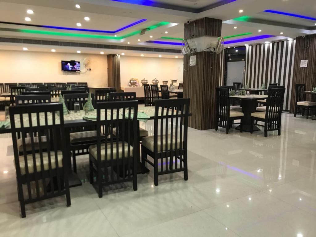 Hotel Sarweshwary Benares Buitenkant foto