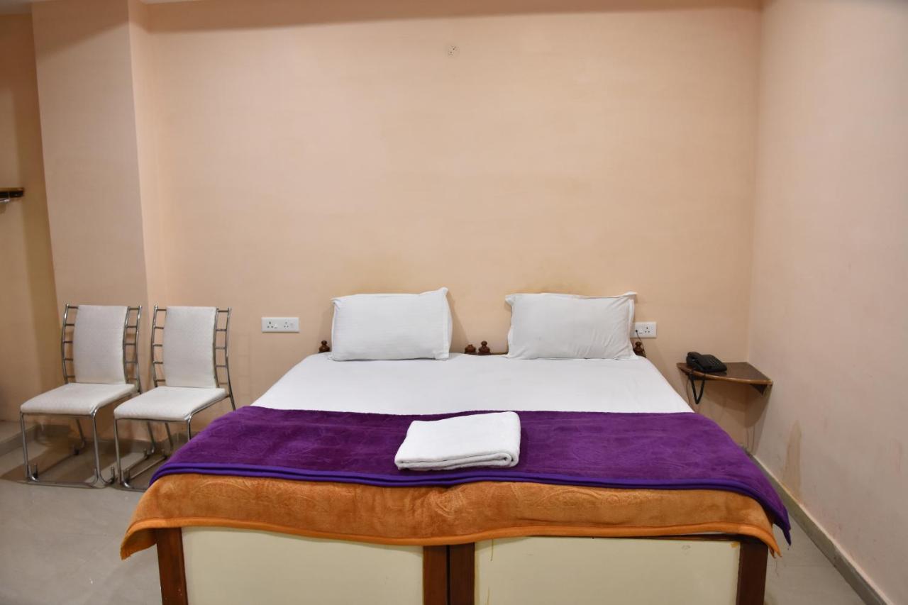 Hotel Sarweshwary Benares Buitenkant foto