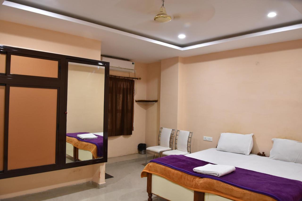Hotel Sarweshwary Benares Buitenkant foto