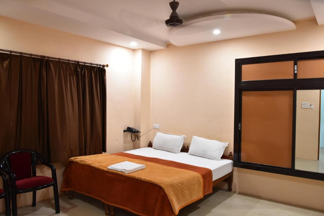 Hotel Sarweshwary Benares Buitenkant foto